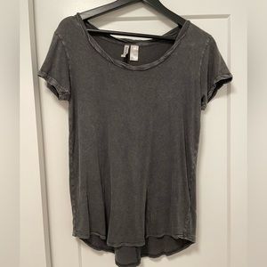 Divided scoop neck t-shirt